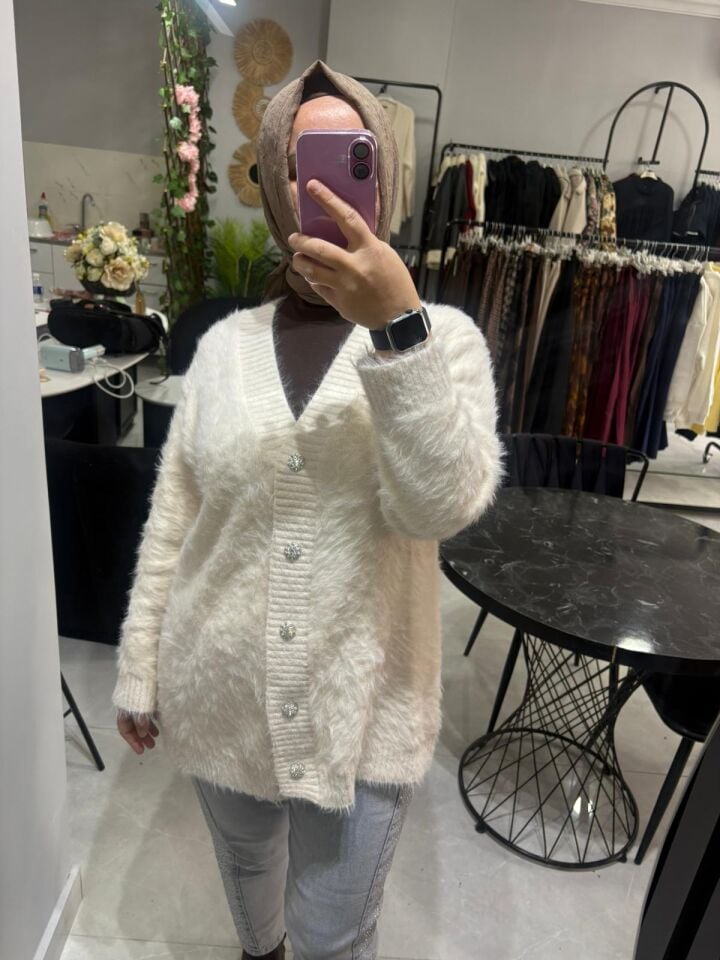 Taş Düğmeli Yumuşak Dokulu Triko Hırka