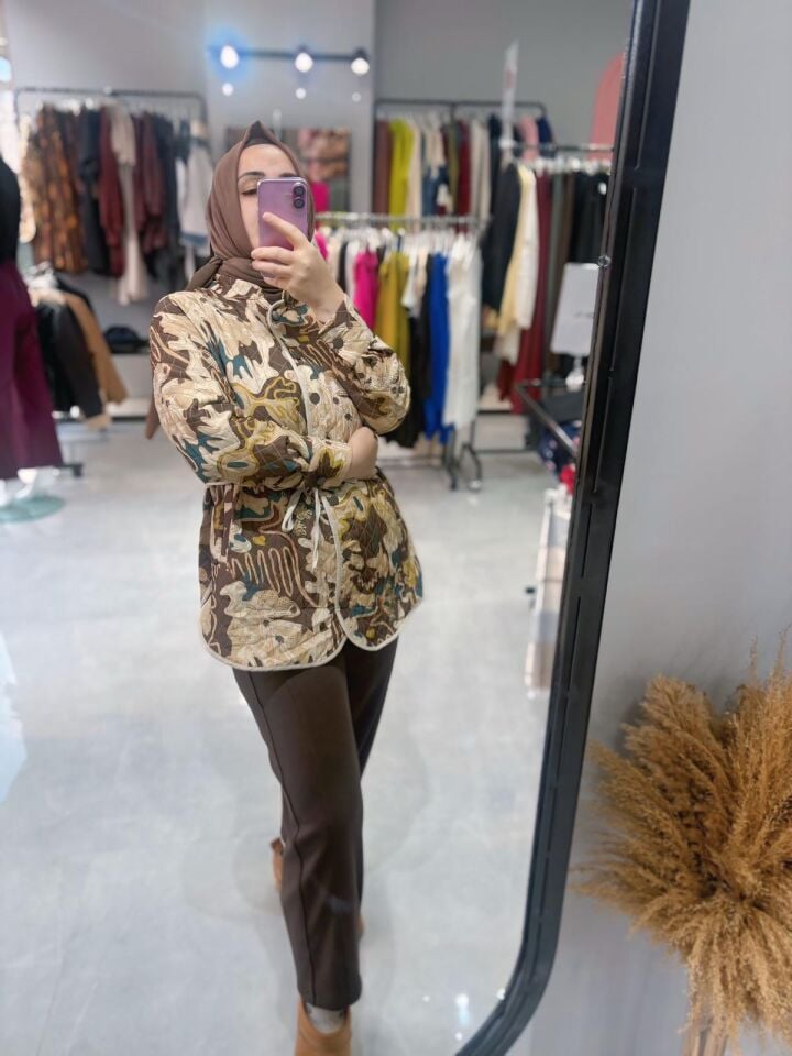 Desenli Kuşaklı Kapitone Ceket